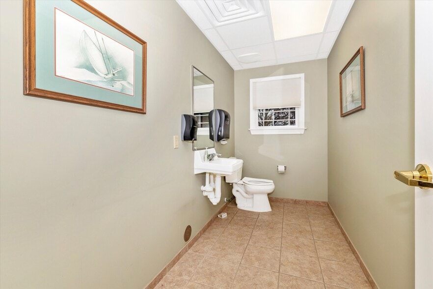 More Photos Of 925 N East St, Frederick Bank For Lease