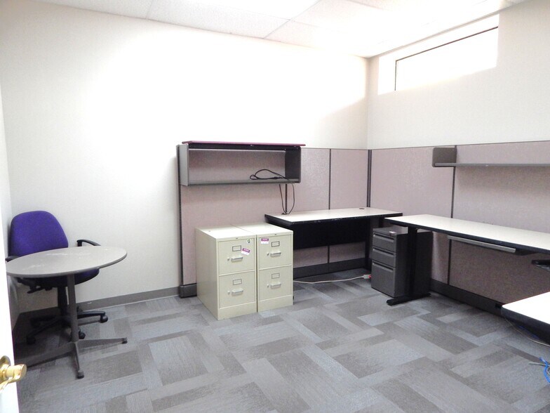 More Photos Of 2020-2040 NW Newcastle St, Roseburg Office For Lease