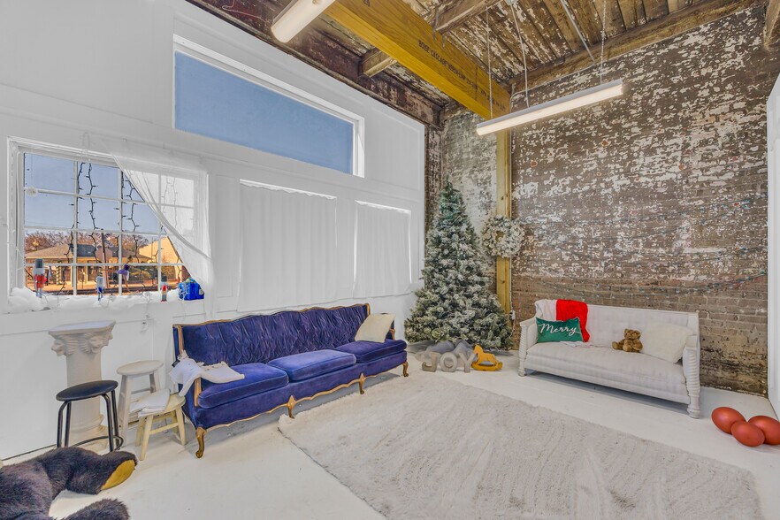 More Photos Of 1642 S Broad St, Commerce General Retail For Lease