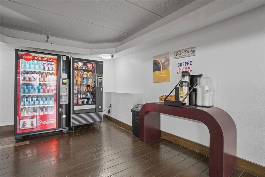 More Photos Of 105 Riverside Pky, Macon-Bibb Hotel For Sale