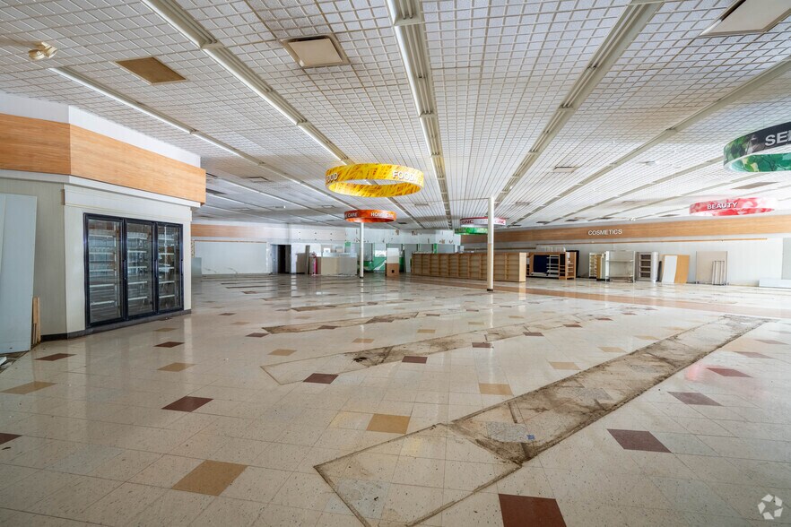 More Photos Of 222 S Main St, Orrville Drugstore For Sale