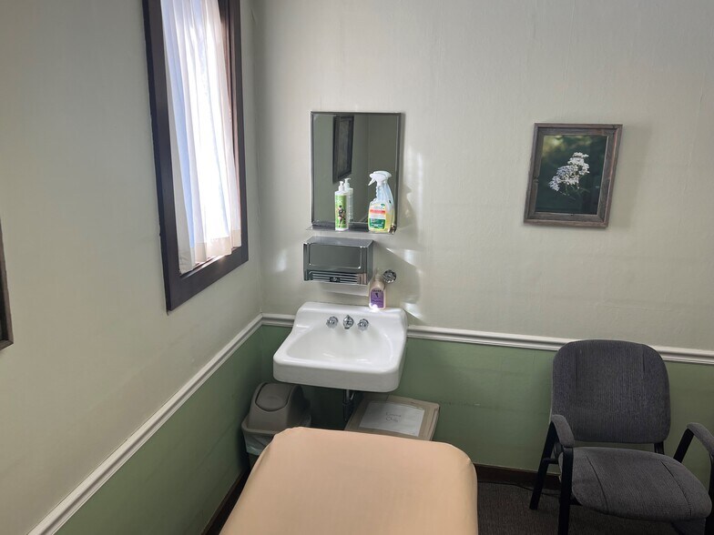 More Photos Of 1012 W Fairchild St, Danville Office For Sale
