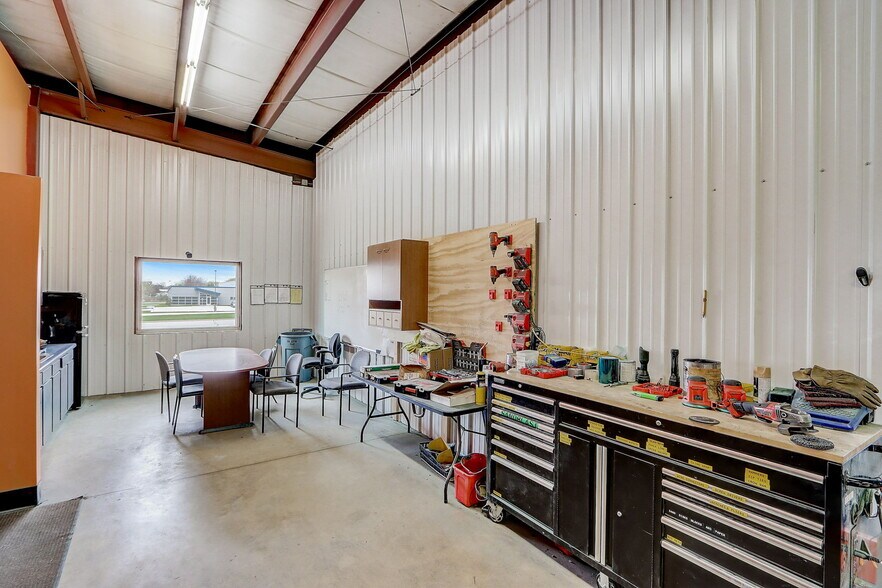 More Photos Of 860 N Parkway St, Jefferson Warehouse For Sale