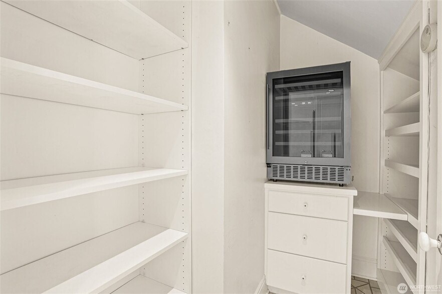 More Photos Of 1026 Alder St, Centralia Office Residential For Sale