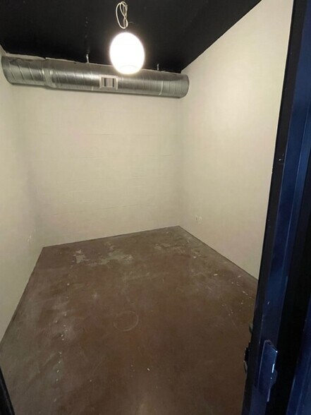 More Photos Of 14758 Keswick St, Van Nuys Light Manufacturing For Lease