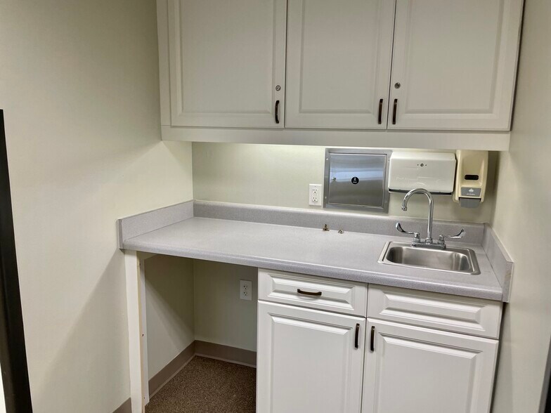 More Photos Of 613 Russell Blvd, Nacogdoches Healthcare For Lease