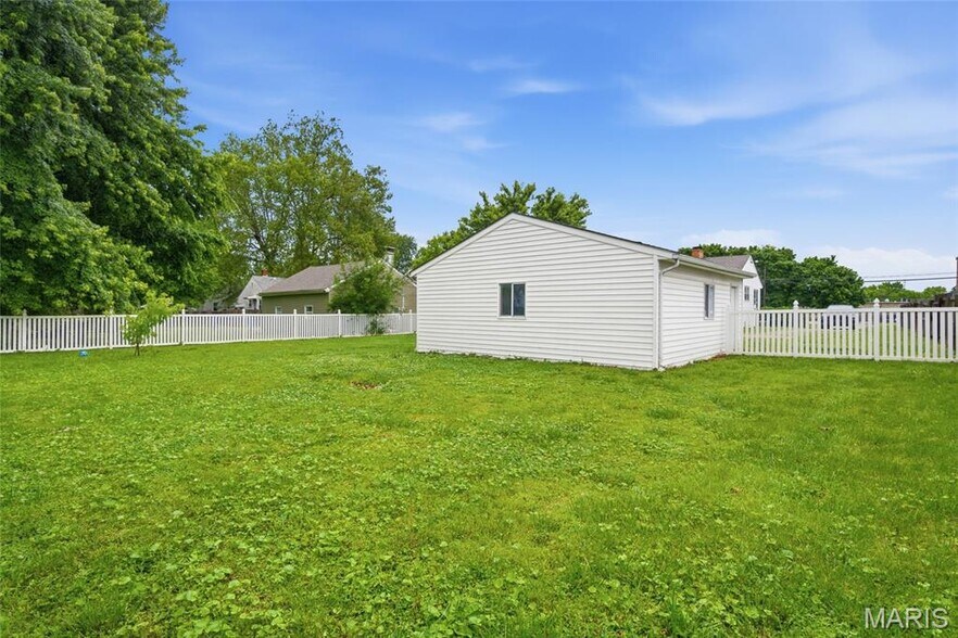 More Photos Of 5912 N Belt W, Belleville Flex For Sale