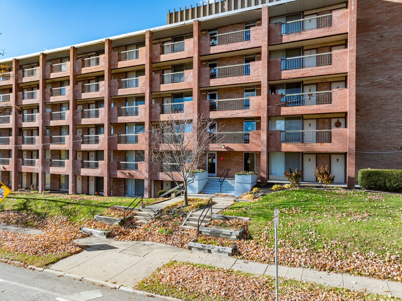 More Photos Of 2550 Second St, Cuyahoga Falls Apartments For Sale