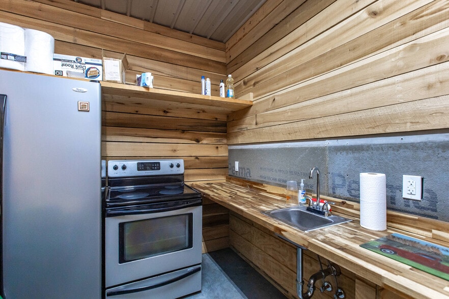 More Photos Of 784 S 4th St, Danville Showroom For Sale