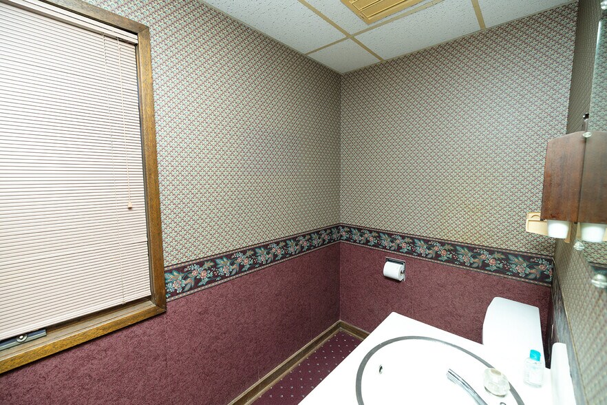 More Photos Of 504 N Poplar St, Peabody Medical For Sale