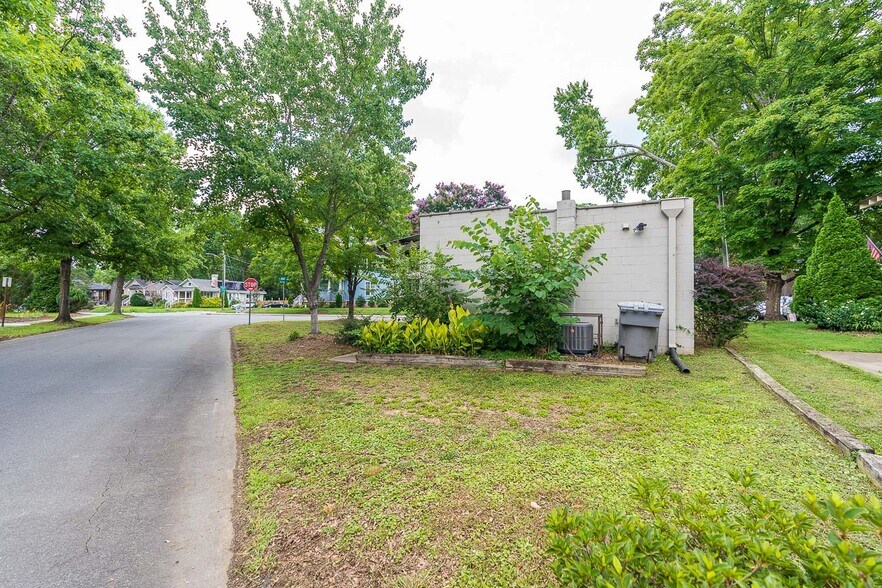 More Photos Of 908 E 35th St, Charlotte Freestanding For Lease