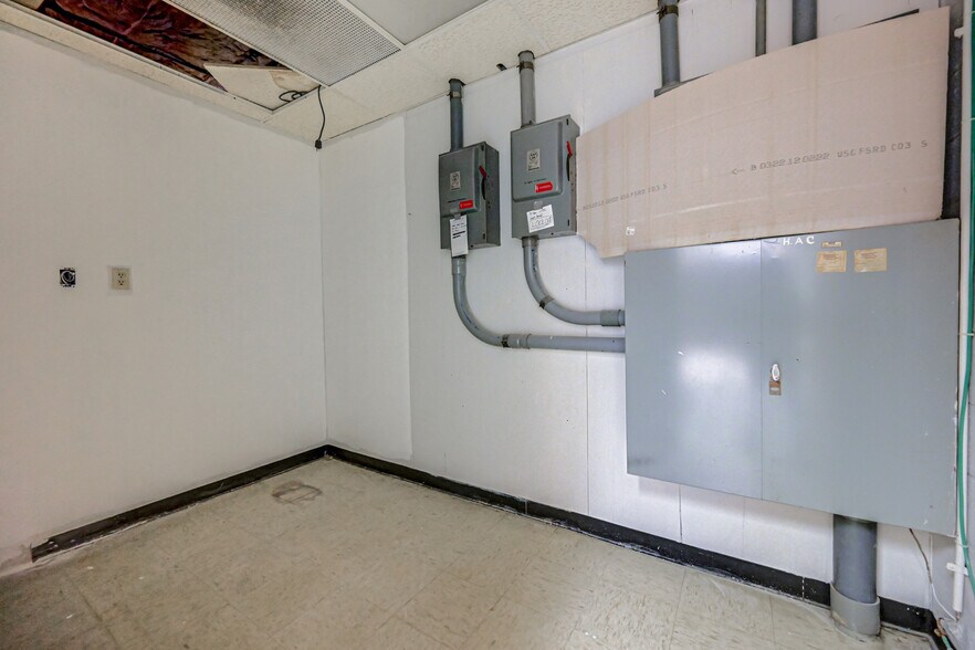 More Photos Of 20 Willow Springs Cir, York Warehouse For Lease