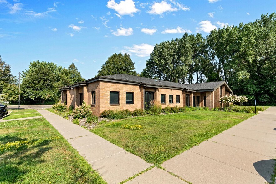 More Photos Of 2056 Woodlane Dr, Woodbury Medical For Sale