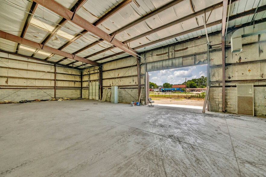 More Photos Of 200 4th St W, Birmingham Warehouse For Lease