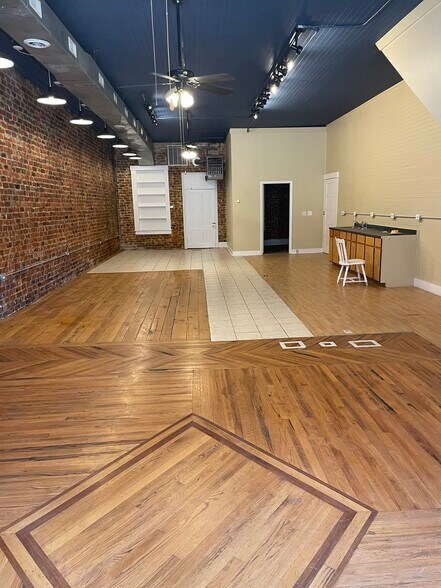 More Photos Of 304 Virginia Ave, Clarksville General Retail For Lease