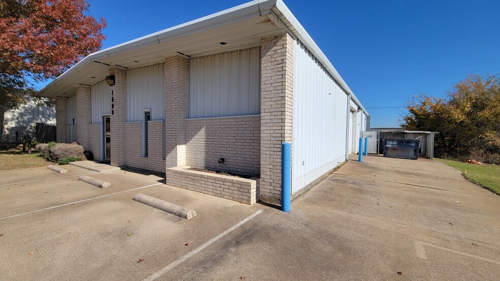 More Photos Of 1509 Baccarac Ct, Euless Flex For Lease