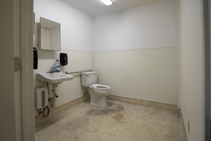 More Photos Of 3567 Recycle Rd, Rancho Cordova Warehouse For Sale