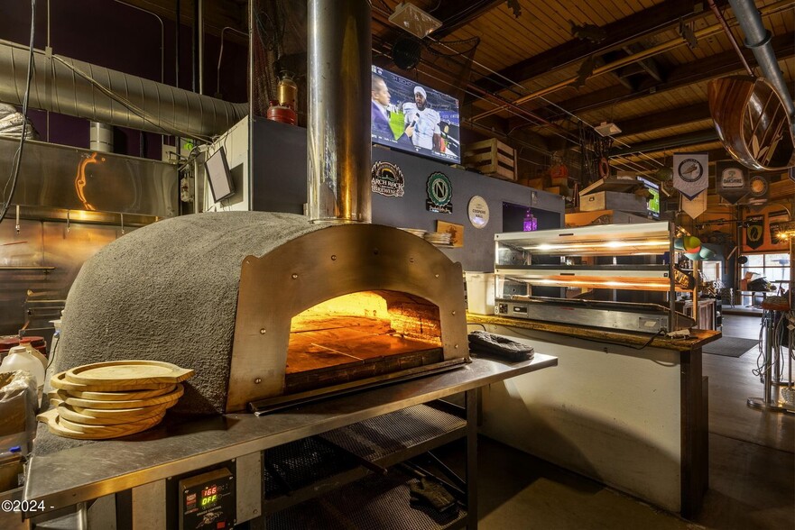 More Photos Of 501 NW Coast St, Newport Restaurant For Sale