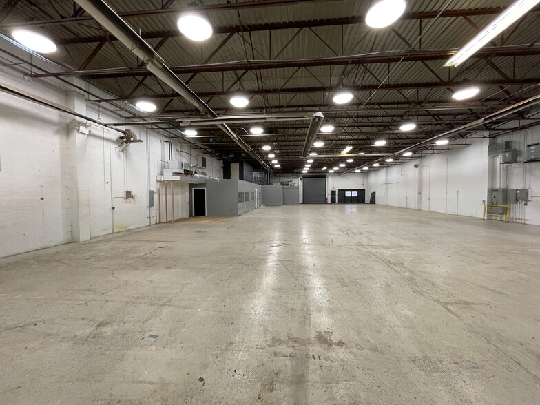 More Photos Of 1371 Saw Mill Run Blvd, Pittsburgh Warehouse For Lease