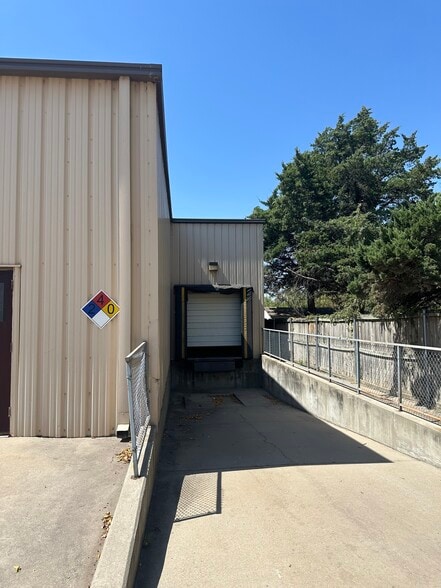 More Photos Of 1637 S Baehr St, Wichita Warehouse For Sale