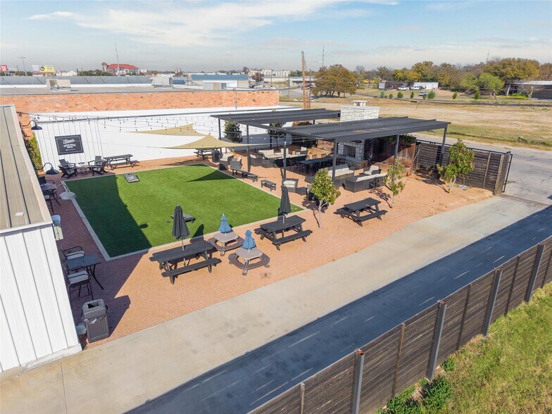 More Photos Of 508 N Center Ave, Brownwood Department Store For Sale