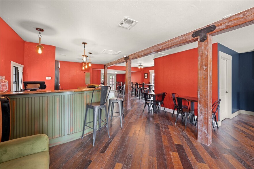 More Photos Of 629 W Main St, Yukon General Retail For Lease