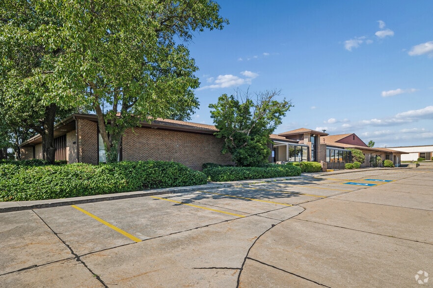 More Photos Of 1709 S Rock Rd, Wichita Medical For Sale