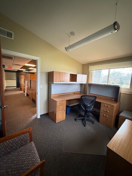 More Photos Of 870 Summit Ave, Oconomowoc Office For Sale