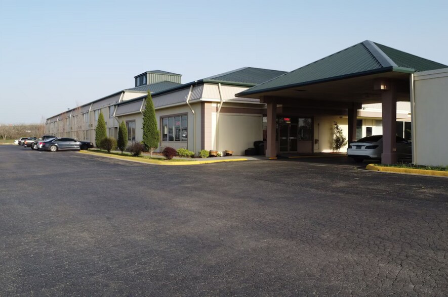 More Photos Of 1001 E 6th St, Junction City Hotel For Sale