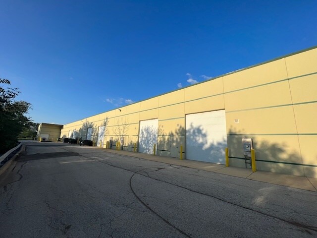 More Photos Of 2760 Beverly Dr, Aurora Warehouse For Lease