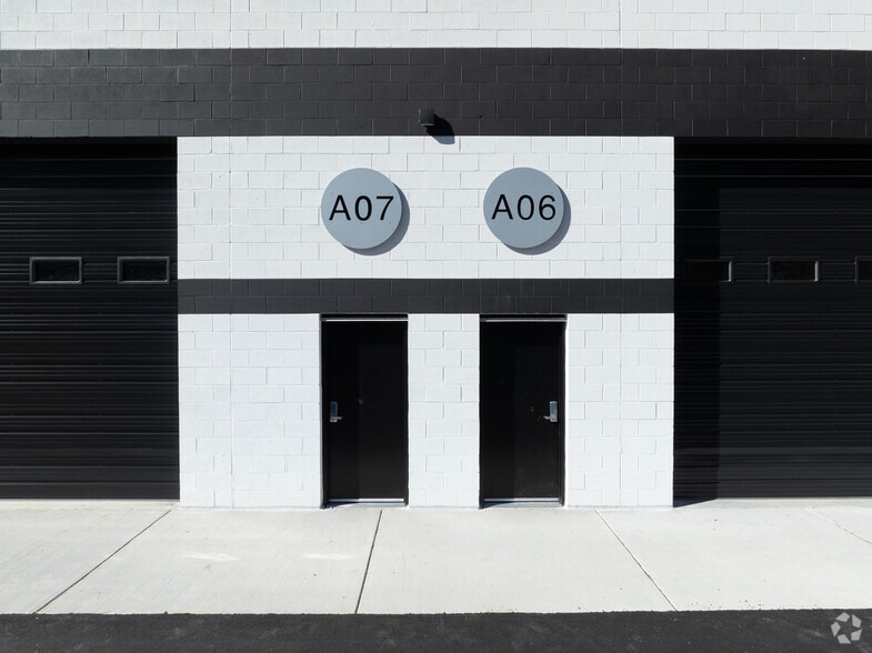 More Photos Of 5705-5725 Stables Way, Alpharetta Showroom For Sale