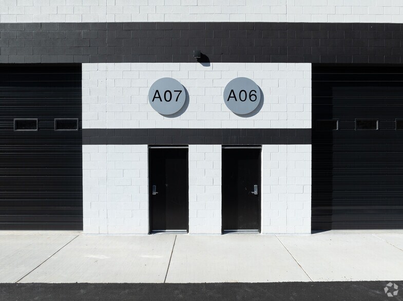 More Photos Of 5705-5765 Stables Way, Alpharetta Showroom For Lease