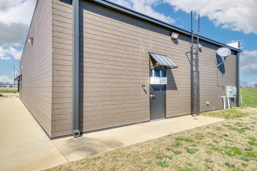 More Photos Of 2006 East Main, Madisonville Medical For Lease