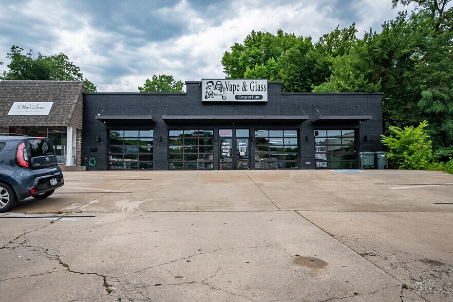 More Photos Of 427 N College Ave, Fayetteville Storefront For Sale