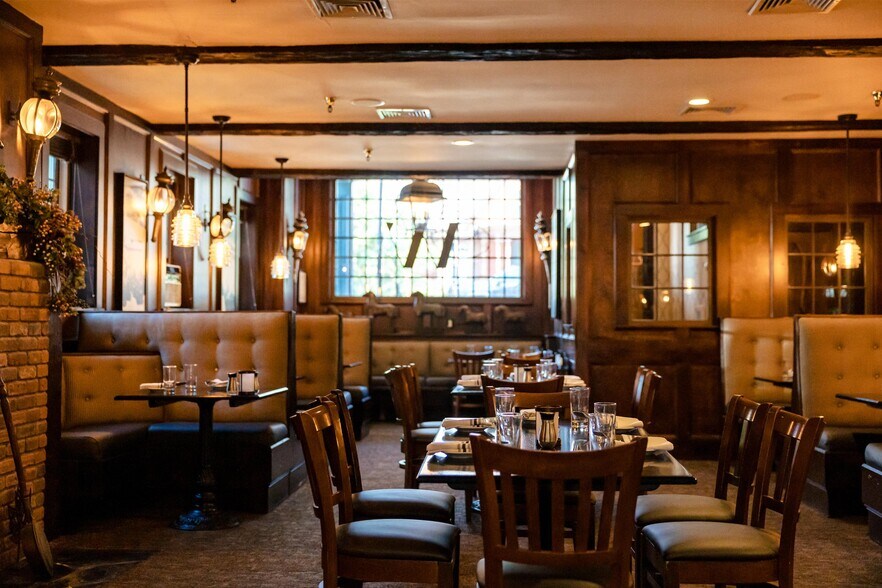 More Photos Of 18 Main St, Stowe Hotel For Sale