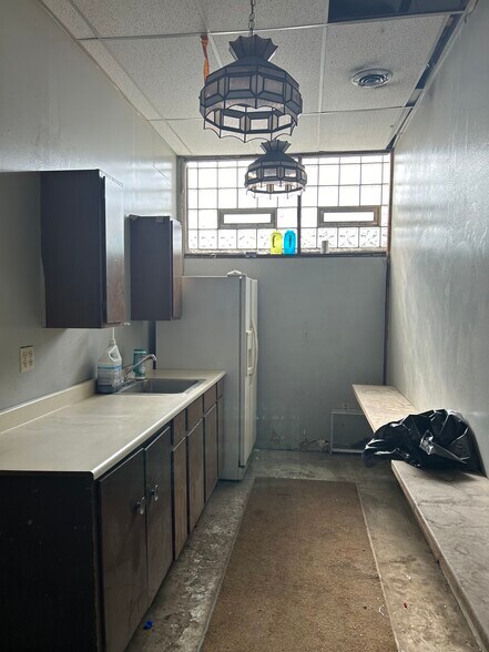 More Photos Of 15708 Brookpark Rd, Brook Park Warehouse For Lease