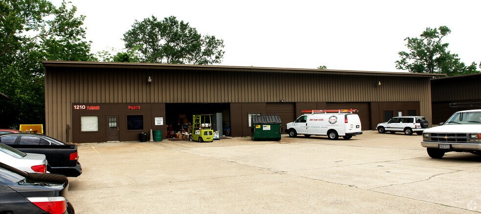 More Photos Of 1210 E 1st St, Humble Light Distribution For Lease