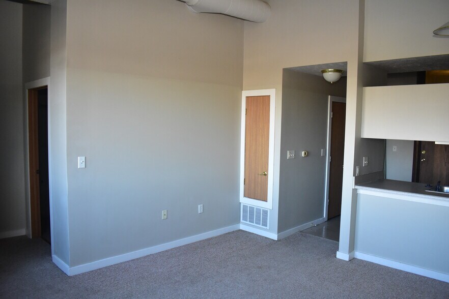 More Photos Of 200 E Arlington St, Waterloo Apartments For Sale