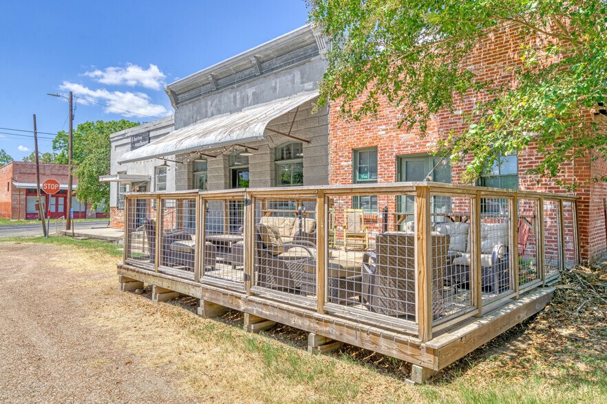 More Photos Of 514-520 N Railroad St, Burton Restaurant For Lease