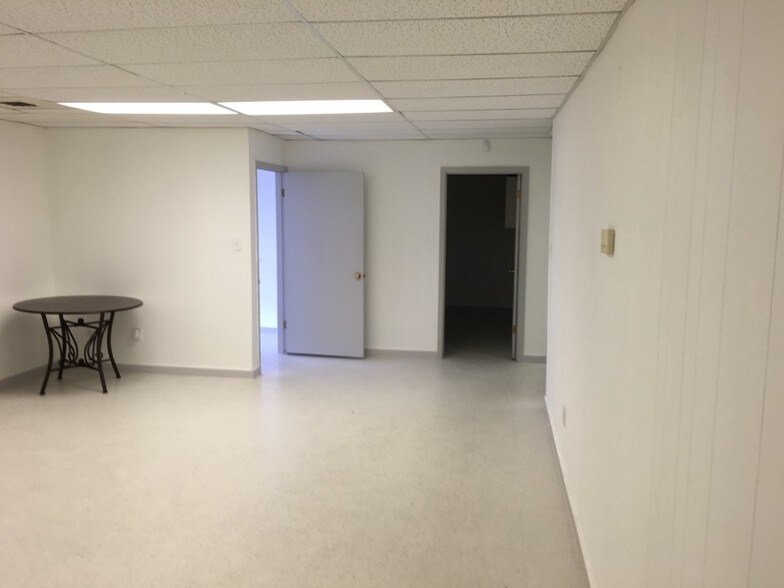 More Photos Of 1822 Holly Rd, Corpus Christi Warehouse For Lease