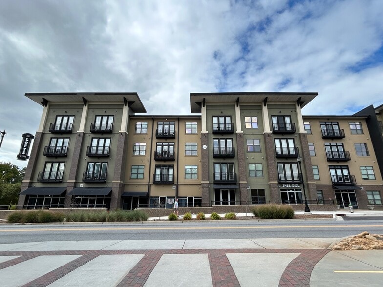 More Photos Of 5300 Peachtree Rd, Chamblee Apartments For Lease