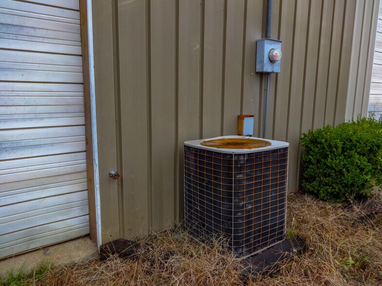 More Photos Of 801 W Broadway St, Big Sandy Light Distribution For Sale