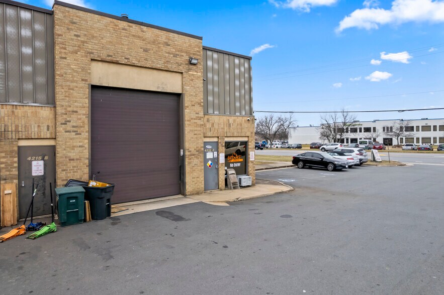 More Photos Of 4215 Walney Rd, Chantilly Light Manufacturing For Lease