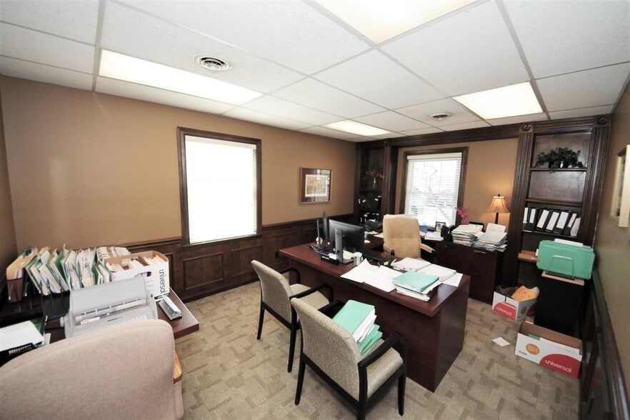 More Photos Of 2777 W Clay St, Saint Charles Office For Lease