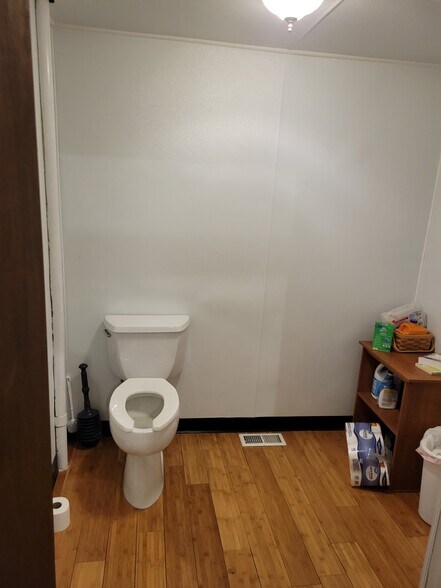 More Photos Of 909 6th St, Clarkston Storefront Retail Office For Lease