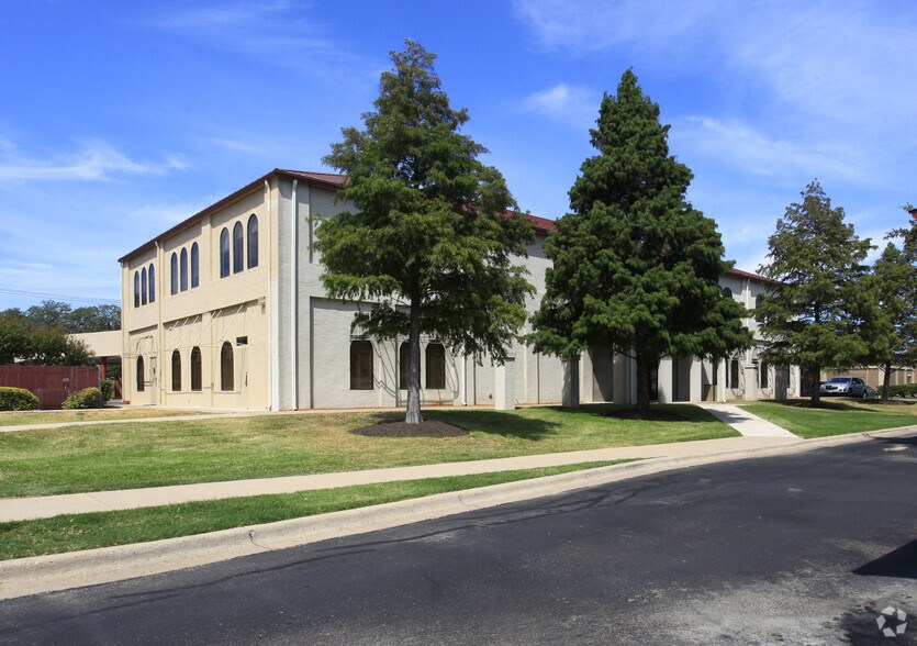More Photos Of 12208 N MoPac Expy, Austin Bank For Lease