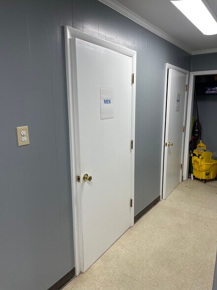 More Photos Of 1910 Chapman Ave SW, Roanoke Light Manufacturing For Sale