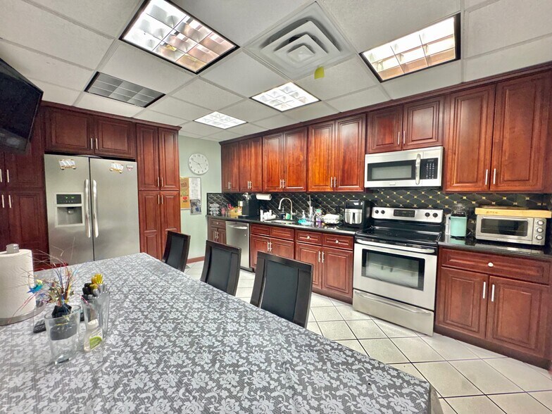 More Photos Of 4435 Austin Blvd, Island Park Office Residential For Sale