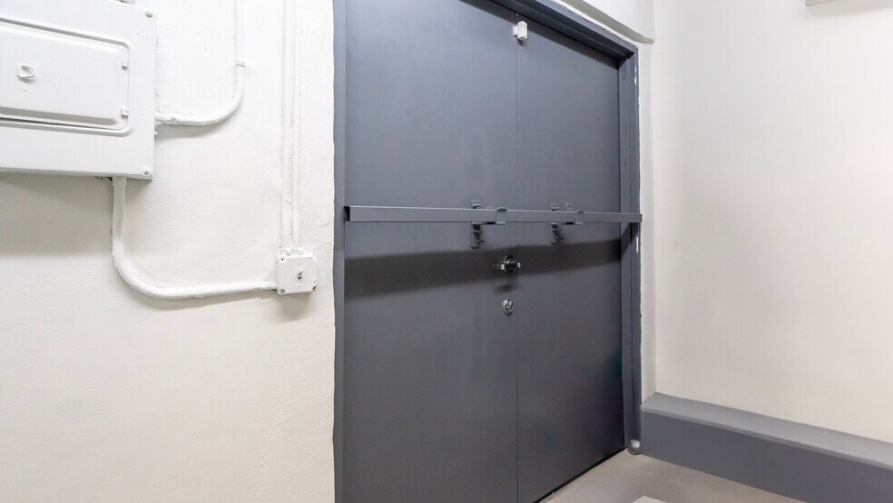 More Photos Of 13-19 S Federal Hwy, Dania Storefront For Lease