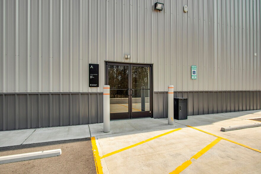 More Photos Of 145 US-70, Lenoir City Flex For Lease